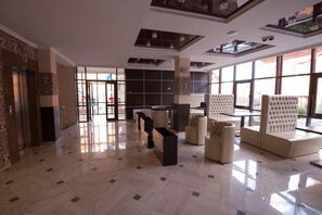 Coin salon dans le hall