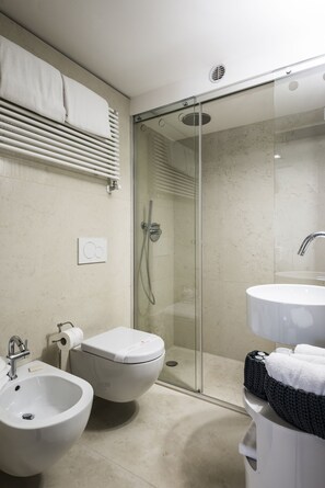 Apartment, 1 Schlafzimmer, Terrasse, Kanalblick | Badezimmer | Dusche, Haartrockner, Handtücher