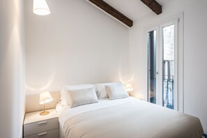 Apartment, 1 Schlafzimmer, Terrasse, Kanalblick | 1 Schlafzimmer, kostenloses WLAN