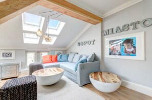 Căn hộ Deluxe, 1 phòng ngủ, bếp nhỏ | Phòng khách | TV màn hình phẳng 32-inch có truyền hình cáp, TV 