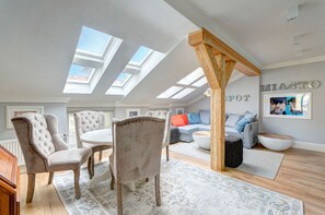 Căn hộ Deluxe, 1 phòng ngủ, bếp nhỏ | Khu phòng khách | TV màn hình phẳng 32-inch có truyền hình cáp, TV 