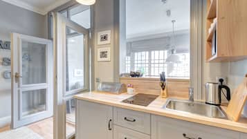 Comfort Apartment, 1 Bedroom, Kitchenette | Private kitchenette | Fridge, stovetop, electric kettle, toaster