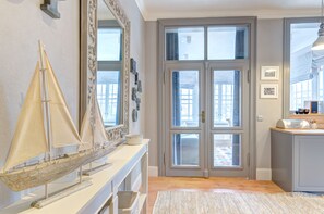 Căn hộ tiện nghi đơn giản, 1 phòng ngủ, bếp nhỏ | Khu phòng khách | TV màn hình phẳng 32-inch có truyền hình cáp, TV 