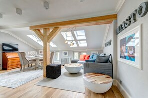 Căn hộ Deluxe, 1 phòng ngủ, bếp nhỏ | Khu phòng khách | TV màn hình phẳng 32-inch có truyền hình cáp, TV 