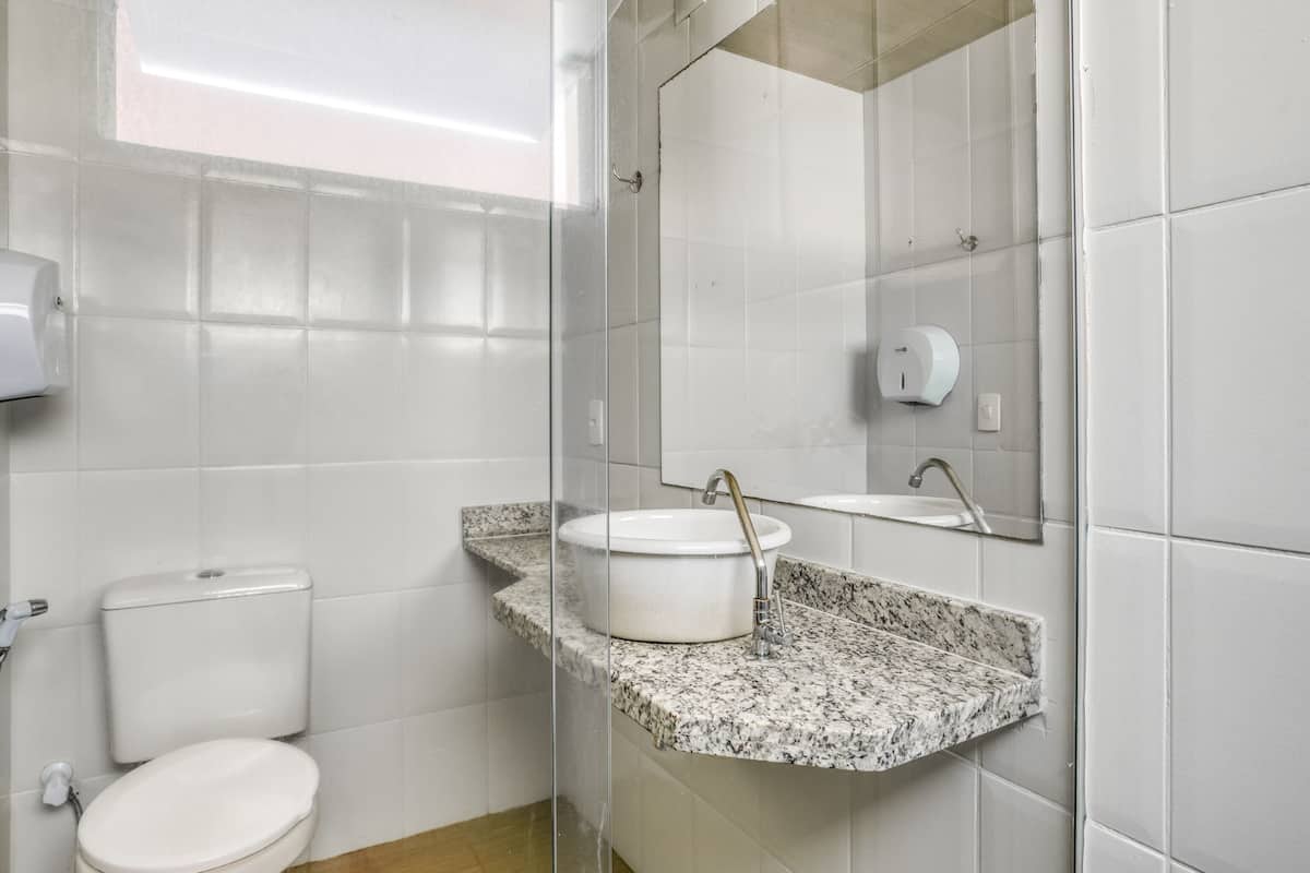 shower, rainfall showerhead, free toiletries, towels