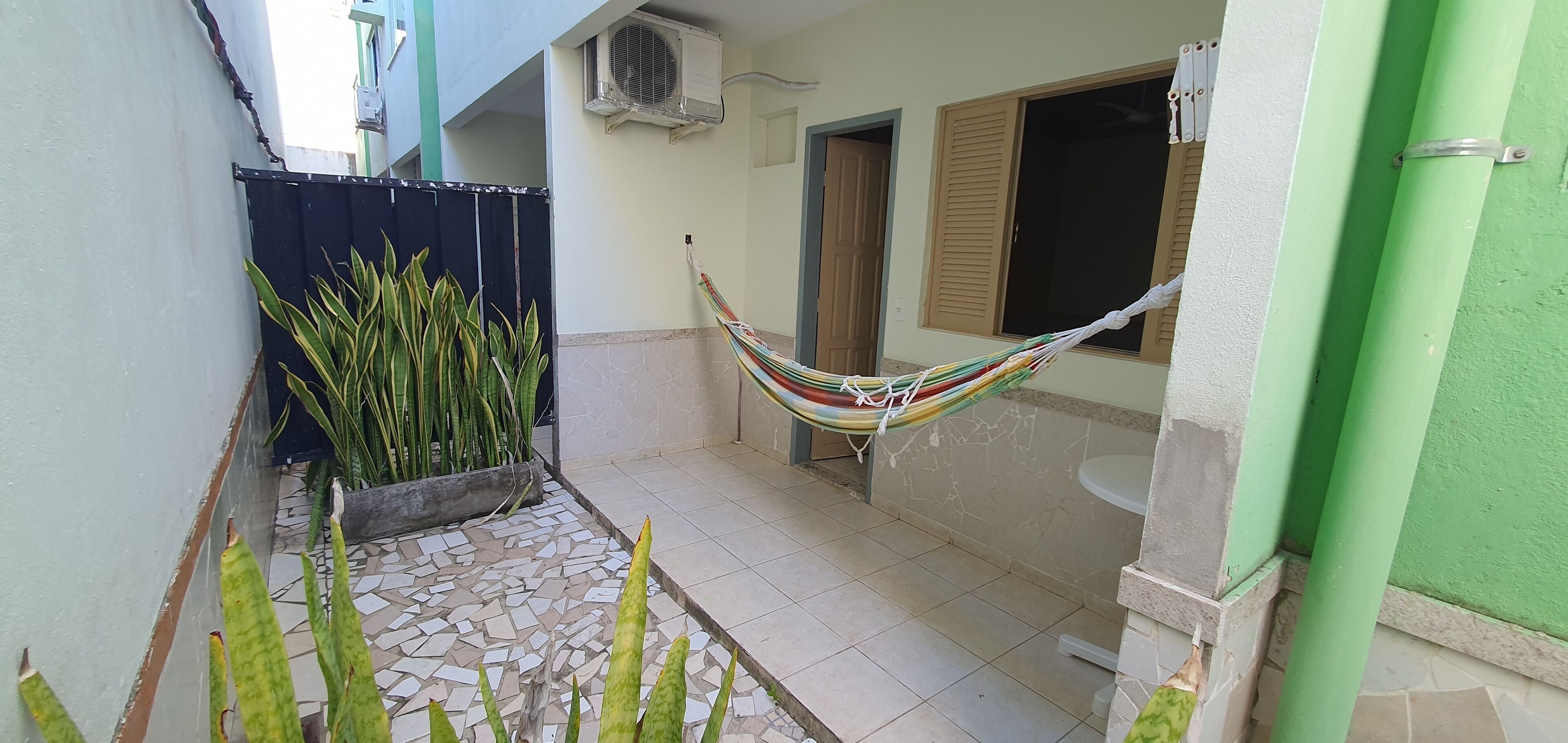 Quarto econômico | Frigobar, escrivaninha, cortinas blackout, Wi-Fi de cortesia