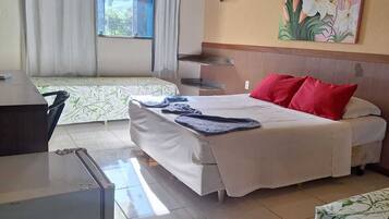 Quarto Conforto Quádruplo 2º Andar | Minibar, desk, blackout curtains, free WiFi