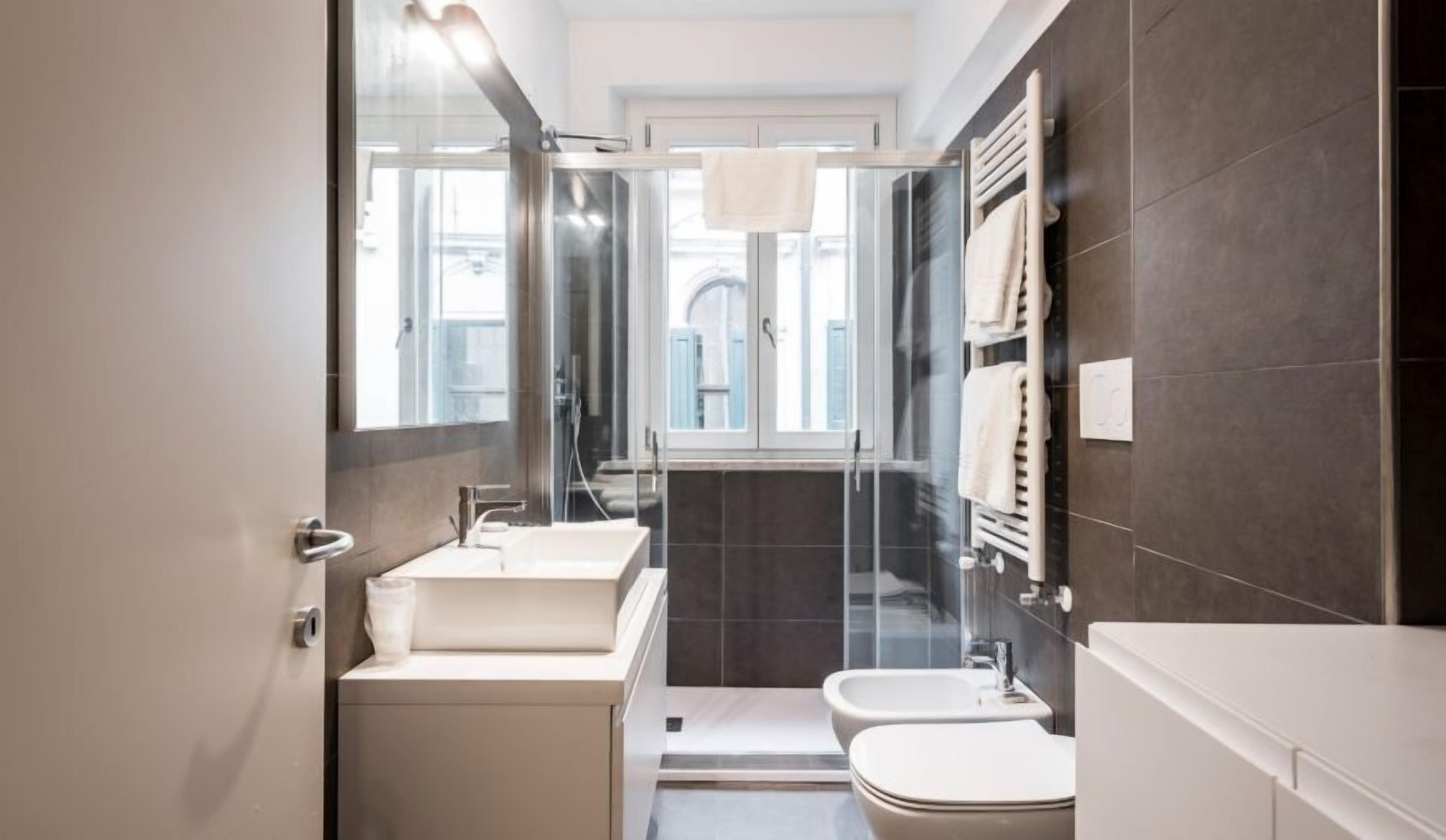 Deluxe Apartment, Canal View | Bathroom | Shower, hair dryer, towels