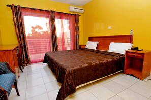 Skrivbord, arbetsyta för laptop, ljudisolering och gratis wi-fi