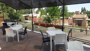 供应早餐、午餐和晚餐，地方菜