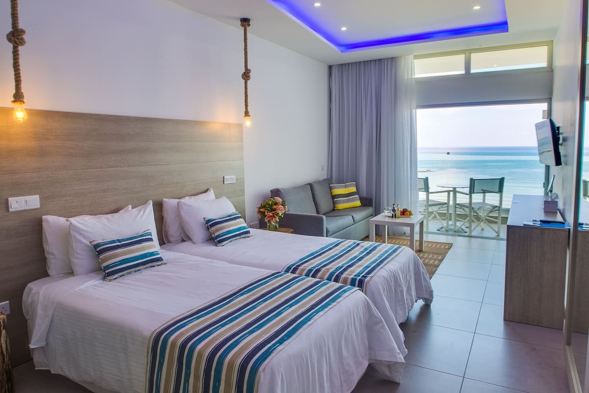 خزنة داخل الغرفة وتجهيزات عازلة للصوت وواي فاي مجانًا وملاءات أسرّة