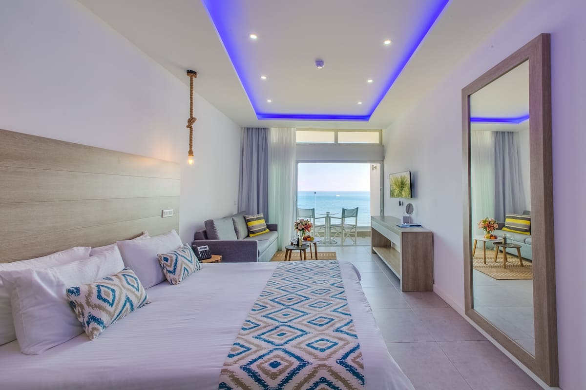In-room safe, soundproofing, free WiFi, bed sheets