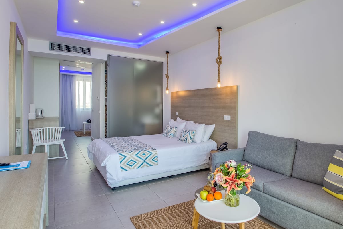 In-room safe, soundproofing, free WiFi, bed sheets