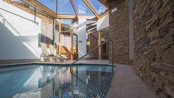 Indoor spa tub