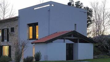 Alberca al aire libre, sombrillas en la alberca y camastros