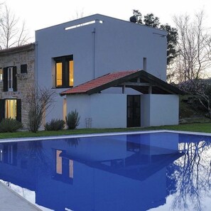 A modern two-story house with a swimming pool in front. - Quinta do Pomar Maior (Arouca)
