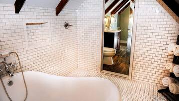 Habitación, baño privado (Cardinal Branch) | Baño | Secador de pelo y toallas