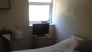 Quarto casal básico, 1 cama de casal | Ferros/tábuas de passar roupa, Wi-Fi de cortesia