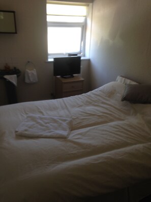 Basic Double Room, 1 Double Bed | Iron/ironing board, free WiFi