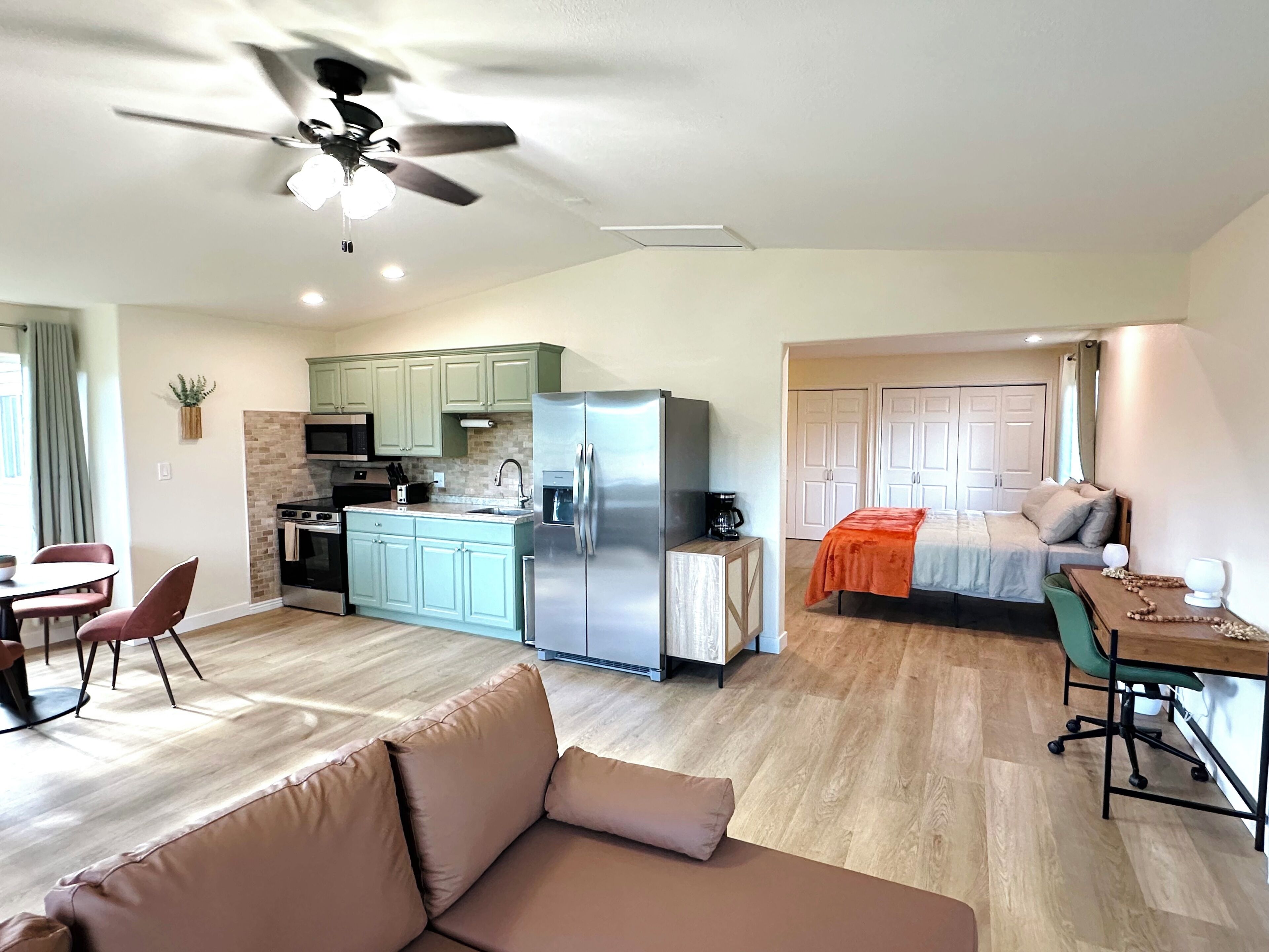 Basic-studiosuite - 1 kingsize-seng - bjergudsigt | Premium-sengetøj, dundyner, individuelt design, individuel indretning