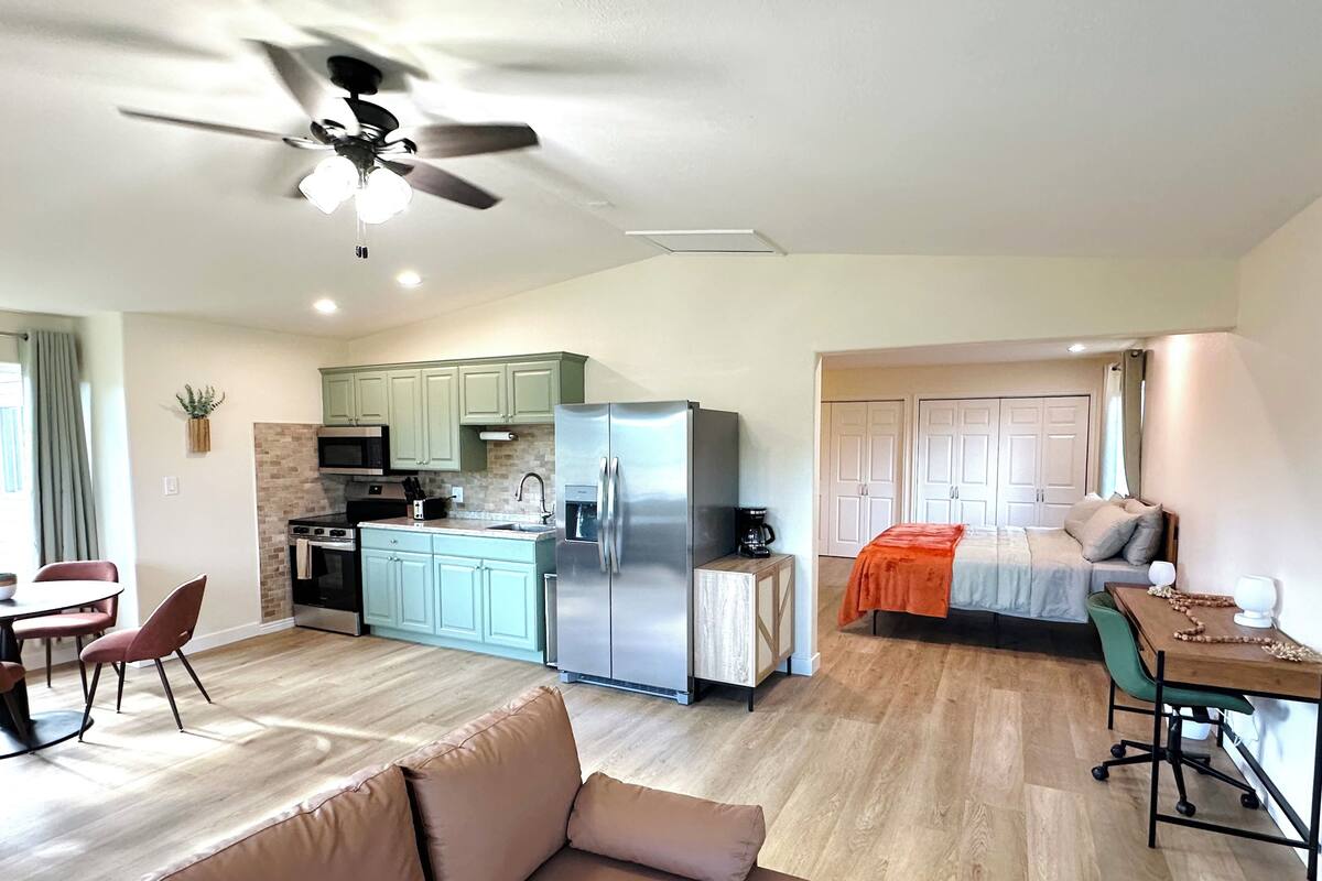 Un apartamento moderno con cocina, comedor y habitación.