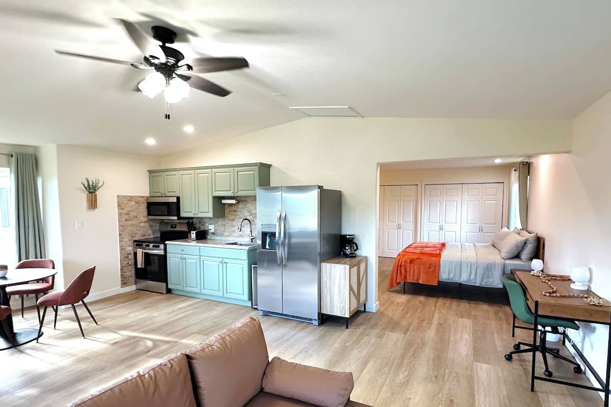 Basic-studiosuite - 1 kingsize-seng - bjergudsigt | Premium-sengetøj, dundyner, individuelt design, individuel indretning