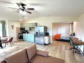 Studiosuite – basic, 1 kingsize-seng, fjellutsikt | Sengetøy av topp kvalitet, dundyner og individuelt dekorert