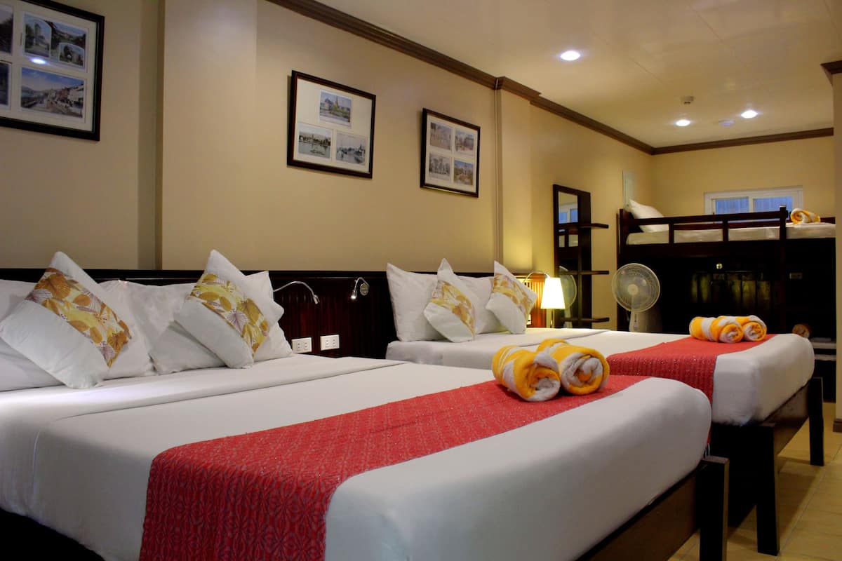 family room | in-room safe, free wifi, bed sheets
