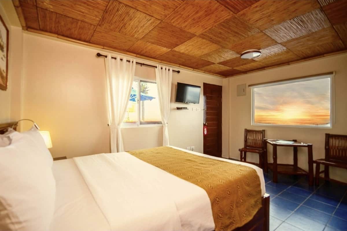 executive suite | in-room safe, free wifi, bed sheets