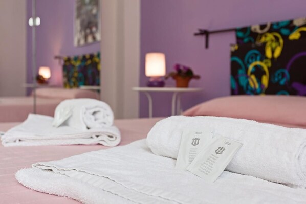 Chambre Économique Double ou avec lits jumeaux, salle de bains commune