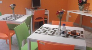 包每日自助早餐