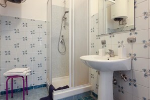 家庭四人房, 1 間臥室, 私人浴室 | 浴室 | 淋浴設備、免費梳洗用品、風筒、提供毛巾