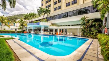 Kolam renang outdoor, dengan payung kolam renang dan kursi berjemur