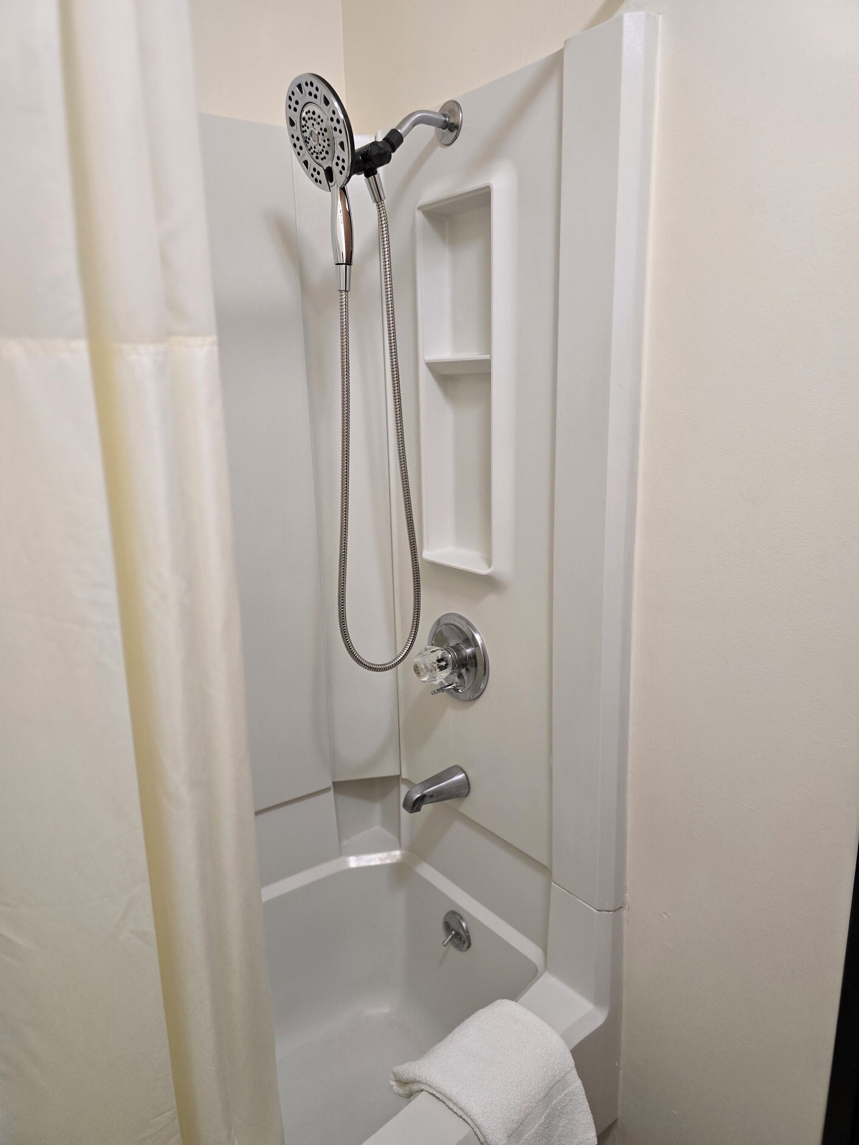 Combined shower/bathtub, free toiletries, hair dryer, towels
