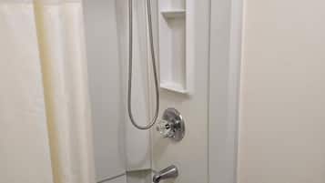 Bañera con ducha, artículos de tocador gratuitos, secador de pelo