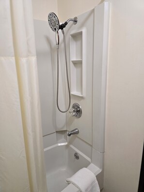 Tina con regadera, amenidades de baño gratuitas, secadora de cabello 