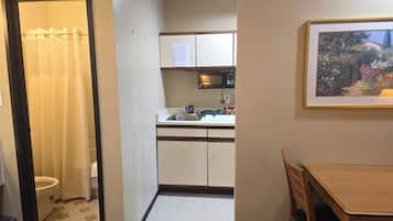 Laptop workspace, iron/ironing board, free WiFi, bed sheets