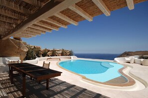 Piscine extérieure, piscine à débordement