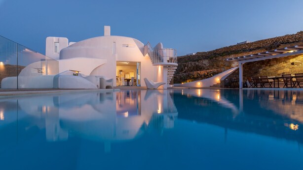 A modern building with a pool in front. - Villa Melmastia (Mykonos)