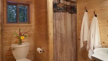 Cabaña, 2 habitaciones, cocina, vista a la montaña | Baño | Regadera, amenidades de baño gratuitas, secadora de cabello, toallas