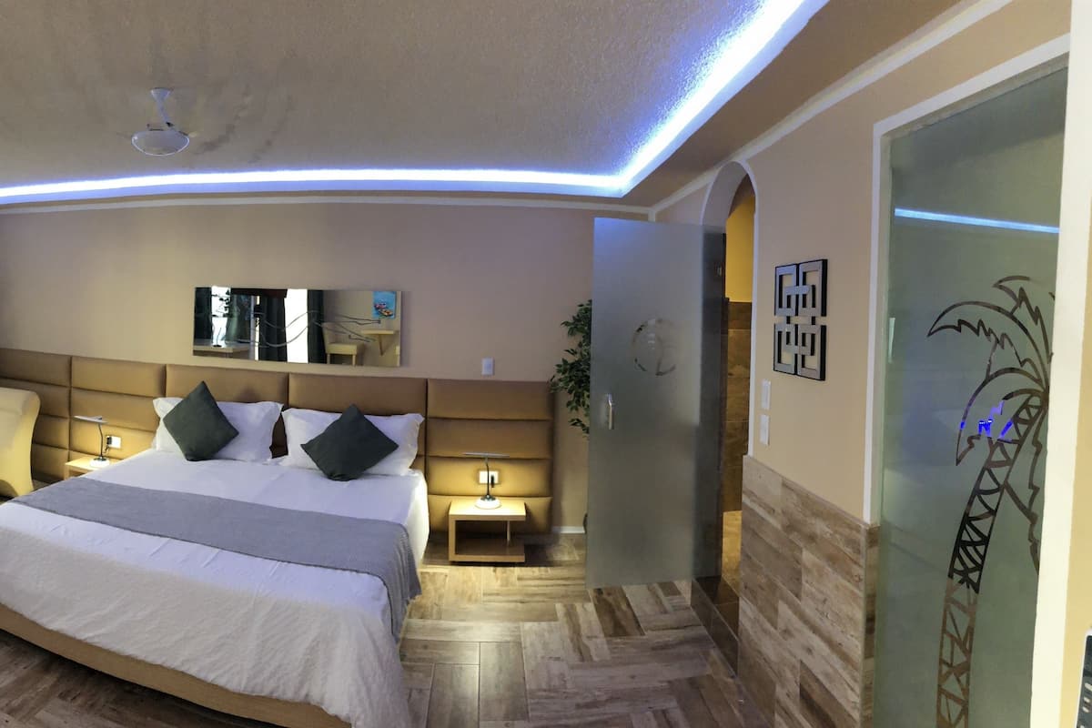 Deluxe Room | In-room safe, desk, blackout drapes, soundproofing