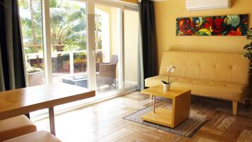 Deluxe-huone | Oleskelualue | 62–tuumainen äly-TV, jossa kaapelikanavat