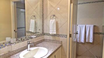 Two Bedroom House | Baño | Ducha, secador de pelo y toallas