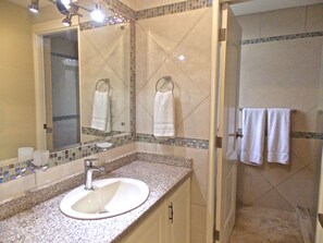 Two Bedroom House | Bilik Mandi | Pancuran mandi, pengering rambut, tuala disediakan 