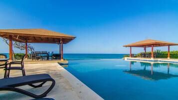 2 piscinas al aire libre, una piscina con borde infinito, tumbonas