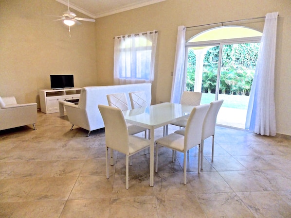 Two Bedroom House | Makan dalam bilik