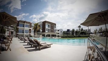 2 piscines a l'aire lliure