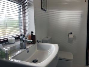 Quarto casal ou duplo | Banheiro | Chuveiro, produtos de toalete grátis, secador de cabelo