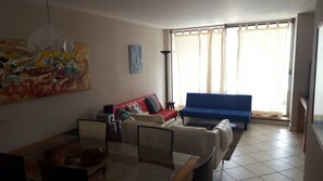 Family Διαμέρισμα, 2 Υπνοδωμάτια, Θέα στην Πισίνα | Περιοχή καθιστικού | Τηλεόραση με επίπεδη οθόνη 50 ιντσών με καλωδιακά κανάλια, τηλεοράσεις