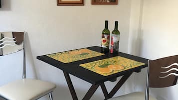 電冰箱、微波爐、鍋具/餐盤/廚房用品